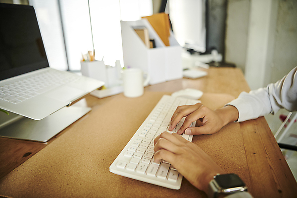 포토 JPG 손 비즈니스 직장 실내 근접촬영 아웃포커스 신체부위 비즈니스라이프 노트북 사무실 머그컵 타이핑 키보드 업무 비즈니스우먼 파일꽂이 파일박스 파일보관함 국내포토 라이프스타일 여자 뷰포인트 회사 문구용품 촬영기법 사람 내부 컵 전자제품 상자 작업 직장인 보관함 파일형식