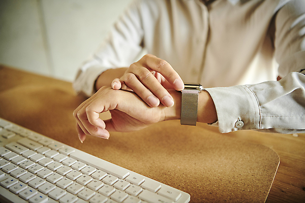 포토 JPG 여자 비즈니스 직장 실내 한명 근접촬영 상반신 20대 성인 앞모습 비즈니스라이프 사무실 한국인 키보드 잡기 시간 업무 비즈니스우먼 확인 시계보기 스마트워치 성인여자한명만 국내포토 1 라이프스타일 뷰포인트 회사 모션 사람 동양인 청년 내부 스마트기기 작업 직장인 웨어러블 여자한명만 성인여자만 파일형식