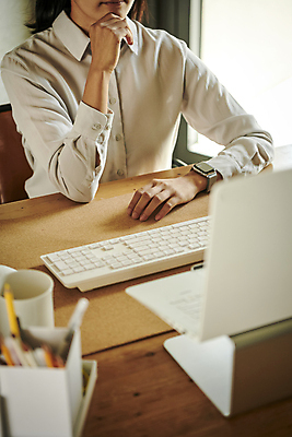 포토 JPG 여자 비즈니스 직장 실내 한명 근접촬영 상반신 20대 성인 앞모습 비즈니스라이프 노트북 사무실 턱괴기 한국인 키보드 업무 비즈니스우먼 볼펜통 성인여자한명만 국내포토 1 라이프스타일 뷰포인트 회사 모션 사람 동양인 청년 내부 전자제품 작업 직장인 여자한명만 성인여자만 파일형식