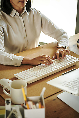 포토 JPG 여자 비즈니스 직장 실내 한명 근접촬영 상반신 20대 성인 옆모습 비즈니스라이프 사무실 한국인 머그컵 타이핑 키보드 마우스 업무 비즈니스우먼 볼펜통 성인여자한명만 국내포토 1 라이프스타일 뷰포인트 회사 사람 동양인 청년 내부 컵 컴퓨터용품 작업 직장인 여자한명만 성인여자만 파일형식