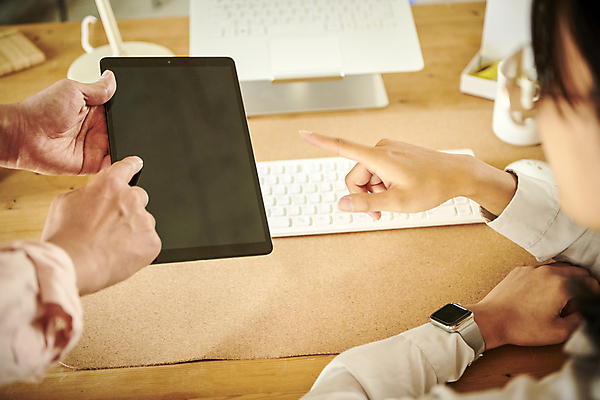 포토 JPG 손 여자 비즈니스 회의 협력 직장 실내 한명 들기 근접촬영 상반신 20대 성인 옆모습 신체부위 비즈니스라이프 태블릿 사무실 한국인 가리킴 키보드 업무 비즈니스맨 비즈니스우먼 회의실 성인여자한명만 국내포토 1 라이프스타일 남자 뷰포인트 회사 모션 사람 동양인 손짓 청년 내부 전자제품 스마트기기 작업 직장인 여자한명만 성인여자만 파일형식