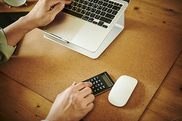 포토 JPG 손 비즈니스 직장 실내 근접촬영 신체부위 비즈니스라이프 노트북 사무실 터치 계산기 마우스 업무 비즈니스맨 계산 누름 국내포토 라이프스타일 남자 뷰포인트 회사 모션 문구용품 사람 내부 전자제품 컴퓨터용품 장비 작업 직장인 파일형식