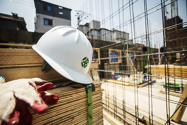 포토 JPG 주간 공사 사람없음 야외 건설현장 안전모 건축자재 철근 공사중 건설자재 공사판 목장갑 재개발 재건축 주택공사현장 철근구조물 국내포토 자연요소 건축 장갑 건설업 구조물 헬멧 안전장비 파일형식