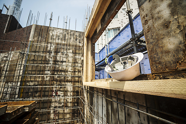 포토 JPG 주간 공사 사람없음 야외 건설현장 안전모 건축자재 철근 공사중 건설자재 공사판 재개발 재건축 주택공사현장 철근구조물 국내포토 자연요소 건축 건설업 구조물 헬멧 안전장비 파일형식