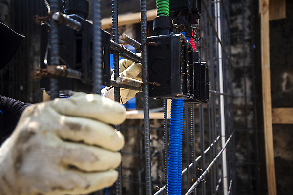 포토 JPG 주간 손 공사 근접촬영 야외 신체부위 건설현장 잡기 작업 파이프 건축자재 철근 공사중 건설자재 공사인부 공사판 재개발 재건축 주택공사현장 철근구조물 건설근로자 국내포토 자연요소 직업 건축 뷰포인트 모션 건설업 사람 구조물 파일형식