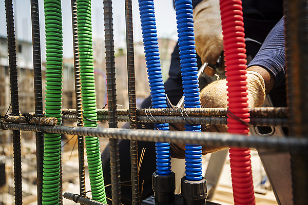 포토 JPG 주간 손 공사 야외 신체부위 건설현장 잡기 작업 파이프 정리 건축자재 철근 공사중 건설자재 공사판 재개발 재건축 주택공사현장 철근구조물 건설근로자 국내포토 자연요소 직업 건축 모션 건설업 사람 구조물 파일형식