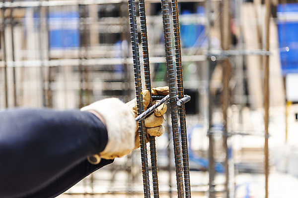 포토 JPG 주간 손 공사 들기 근접촬영 야외 아웃포커스 신체부위 건설현장 잡기 작업 건축자재 철근 공사중 건설자재 공사인부 공사판 재개발 재건축 주택공사현장 철근구조물 건설근로자 국내포토 자연요소 직업 건축 뷰포인트 모션 건설업 촬영기법 사람 구조물 파일형식