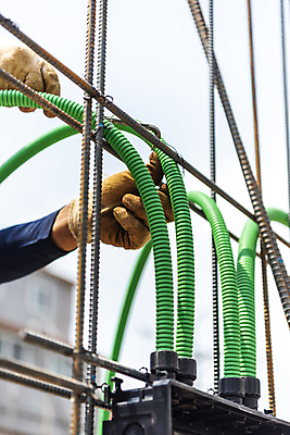 포토 JPG 주간 손 공사 야외 신체부위 건설현장 잡기 작업 파이프 건축자재 철근 공사중 건설자재 공사인부 공사판 재개발 재건축 주택공사현장 철근구조물 건설근로자 국내포토 자연요소 직업 건축 모션 건설업 사람 구조물 파일형식