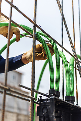 포토 JPG 주간 손 공사 야외 신체부위 건설현장 잡기 작업 파이프 건축자재 철근 공사중 건설자재 공사인부 공사판 재개발 재건축 주택공사현장 철근구조물 건설근로자 국내포토 자연요소 직업 건축 모션 건설업 사람 구조물 파일형식