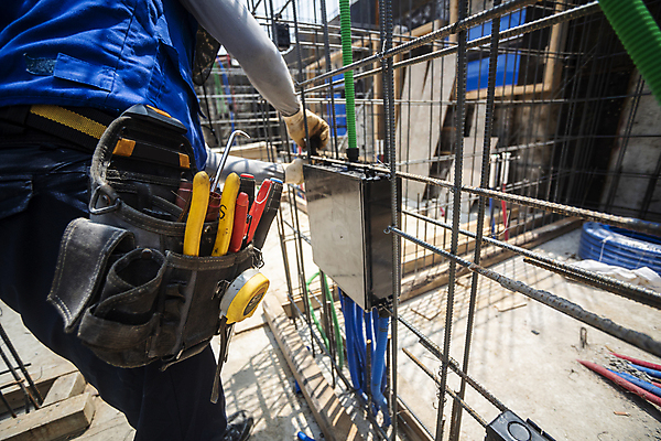포토 JPG 주간 남자 공사 한명 상반신 20대 성인 야외 옆모습 건설현장 한국인 작업 공구함 건축자재 공사중 건설자재 공사인부 공사판 재개발 재건축 주택공사현장 성인남자한명만 건설근로자 국내포토 자연요소 직업 1 건축 뷰포인트 건설업 사람 동양인 청년 공구 남자한명만 성인남자만 파일형식