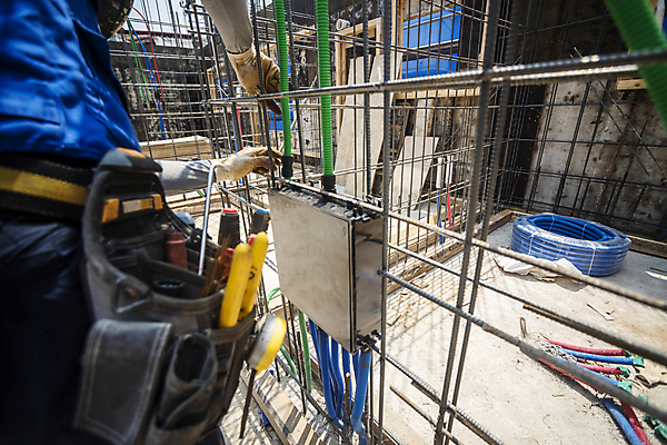 포토 JPG 주간 남자 공사 한명 상반신 20대 성인 야외 건설현장 한국인 잡기 작업 공구함 건축자재 철근 공사중 건설자재 공사인부 공사판 재개발 재건축 주택공사현장 철근구조물 성인남자한명만 건설근로자 국내포토 자연요소 직업 1 건축 모션 건설업 사람 동양인 청년 공구 구조물 남자한명만 성인남자만 파일형식