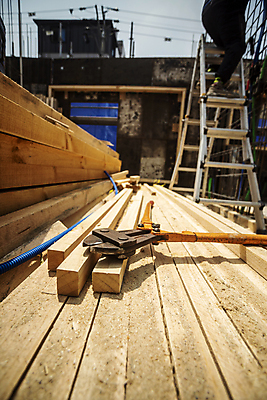 포토 JPG 주간 남자 사다리 공사 한명 20대 성인 야외 목재 옆모습 건설현장 한국인 하반신 공구 작업 건축자재 공사중 건설자재 공사인부 공사판 재개발 재건축 주택공사현장 성인남자한명만 건설근로자 국내포토 자연요소 나무 직업 1 건축 뷰포인트 재료 건설업 사람 동양인 청년 도구 남자한명만 성인남자만 파일형식