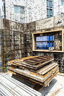 포토 JPG 주간 공사 사람없음 야외 건설현장 안전모 건축자재 철근 공사중 건설자재 공사판 재개발 재건축 주택공사현장 철근구조물 국내포토 자연요소 건축 건설업 구조물 헬멧 안전장비 파일형식