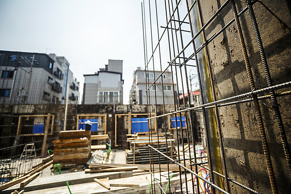 포토 JPG 주간 공사 사람없음 야외 건물 건설현장 건축자재 철근 공사중 건설자재 공사판 재개발 재건축 주택공사현장 철근구조물 국내포토 자연요소 건축물 건축 건설업 구조물 파일형식