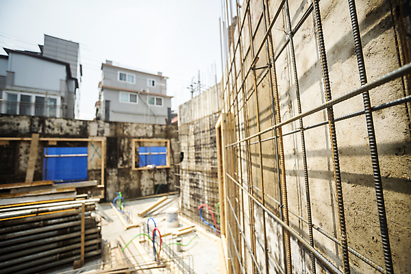 포토 JPG 주간 공사 사람없음 야외 건물 건설현장 건축자재 철근 공사중 건설자재 공사판 재개발 재건축 주택공사현장 철근구조물 국내포토 자연요소 건축물 건축 건설업 구조물 파일형식