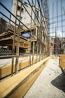 포토 JPG 주간 공사 사람없음 야외 건물 목재 건설현장 건축자재 철근 공사중 건설자재 공사판 재개발 재건축 주택공사현장 철근구조물 국내포토 자연요소 나무 건축물 건축 재료 건설업 구조물 파일형식