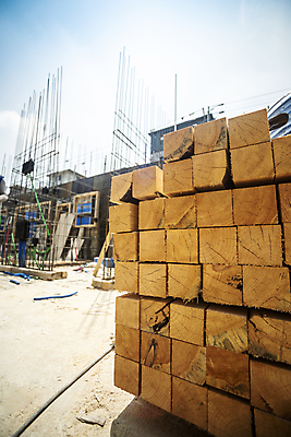 포토 JPG 주간 공사 사람없음 야외 목재 쌓기 건설현장 건축자재 공사중 건설자재 공사판 재개발 재건축 주택공사현장 국내포토 자연요소 나무 건축 재료 모션 건설업 파일형식
