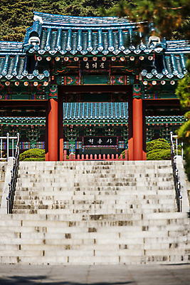 포토 JPG 주간 유적지 사람없음 야외 계단 충청남도 기와지붕 사당 사적지 충무공 현충사 아산 충의문 국내포토 자연요소 고건축 지붕 기와 충청도 파일형식