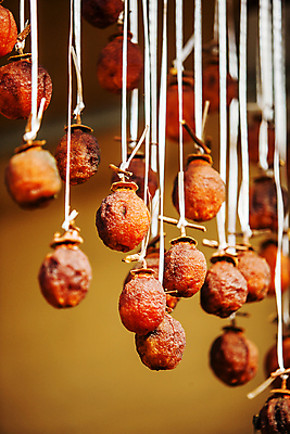 포토 JPG 주간 건조 초가집 매달리기 사람없음 야외 시골 실 충청남도 곶감 아산 국내포토 자연요소 모션 한옥 감 충청도 건과일 파일형식