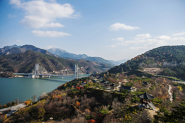 포토 JPG 주간 구름 단풍 하늘 산 한옥 사람없음 야외 가을풍경 가을 정자 충청북도 제천 청풍호 청풍대교 국내포토 자연요소 한국전통 건축물 계절 호수 고건축 잎 풍경 다리_건축물 충청도 파일형식 가을_계절