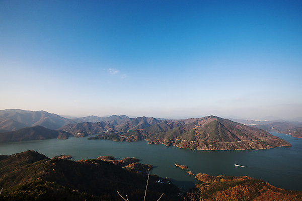 포토 JPG 주간 단풍 하늘 산 사람없음 야외 가을풍경 가을 유람선 지평선 충청북도 제천 청풍호 국내포토 자연요소 계절 호수 잎 배_교통 풍경 충청도 파일형식 가을_계절
