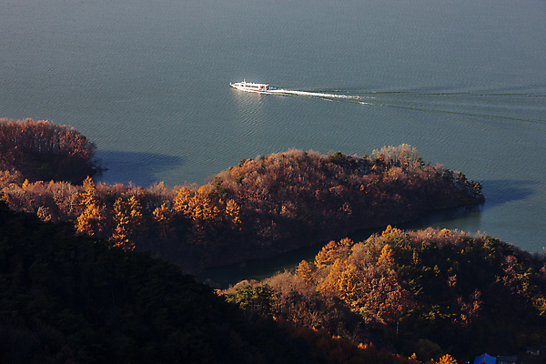 포토 JPG 주간 단풍 사람없음 야외 가을풍경 가을 숲 유람선 충청북도 제천 청풍호 국내포토 자연요소 계절 호수 잎 배_교통 풍경 충청도 파일형식 가을_계절