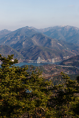 포토 JPG 주간 나무 호수 산 사람없음 야외 가을풍경 가을 충청북도 제천 청풍호 청풍대교 국내포토 자연요소 식물 계절 풍경 다리_건축물 충청도 파일형식 가을_계절