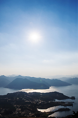 포토 JPG 주간 구름 호수 하늘 산 사람없음 야외 태양 가을풍경 가을 숲 지평선 충청북도 제천 청풍호 국내포토 자연요소 계절 풍경 충청도 파일형식 가을_계절