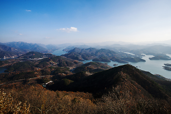 포토 JPG 주간 구름 호수 단풍 산 사람없음 야외 가을풍경 가을 숲 지평선 충청북도 제천 청풍호 국내포토 자연요소 계절 잎 풍경 충청도 파일형식 가을_계절