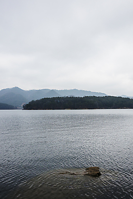 포토 JPG 주간 구름 하늘 산 풍경 사람없음 야외 흐림 대전 대청호 국내포토 자연요소 호수 날씨 한국 청주 파일형식