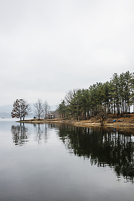 포토 JPG 주간 나무 구름 하늘 풍경 사람없음 야외 정자 흐림 대전 대청호 국내포토 자연요소 식물 건축물 호수 날씨 한국 청주 파일형식