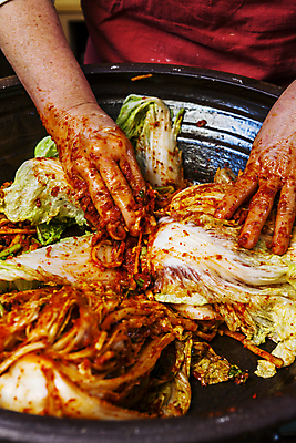 포토 JPG 손 한식 김치 신체부위 전통음식 배추 발효 배추김치 김장 경기도 발효음식 양평 국내포토 전통 음식 채소 한국 사람 파일형식