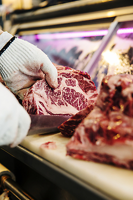 포토 JPG 손 실내 들기 신체부위 소고기 자르기 재료손질 한우 식칼 경기도 정육점 축산물 국내포토 모션 주방용품 한국 육류 사람 내부 상점 축산업 손질 파일형식