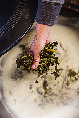 포토 JPG 손 실내 요리 들기 신체부위 가마솥 국 강원도 무청 솥뚜껑 시래기 양구 국내포토 음식 모션 한국 사람 내부 솥 파일형식