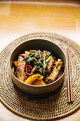 포토 JPG 그릇 실내 사람없음 강원도 나무젓가락 갈비찜 무청 시래기 테이블매트 양구 국내포토 식기 젓가락 한국 내부 식탁보 찜 갈비 파일형식