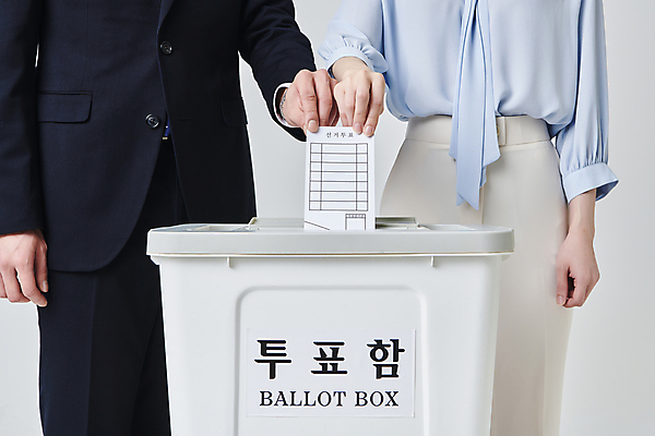 포토 JPG 스튜디오촬영 여자 남자 회색배경 실내 들기 정장 상반신 성인 두명 앞모습 30대 비즈니스라이프 한국인 비즈니스맨 비즈니스우먼 투표 선거 민주주의 투표용지 투표함 넣기 성인만 유권자 국내포토 라이프스타일 옷 뷰포인트 백그라운드 비즈니스 모션 사람 동양인 내부 장년 회색 직장인 파일형식