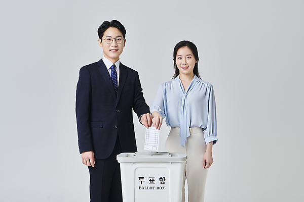 포토 JPG 스튜디오촬영 응시 여자 남자 안경 회색배경 넥타이 실내 미소 들기 정장 상반신 성인 두명 앞모습 30대 비즈니스라이프 한국인 비즈니스맨 비즈니스우먼 투표 선거 민주주의 투표용지 투표함 성인만 안경낌 유권자 국내포토 라이프스타일 시선 잡화 옷 뷰포인트 백그라운드 비즈니스 모션 표정 사람 동양인 내부 장년 회색 직장인 파일형식