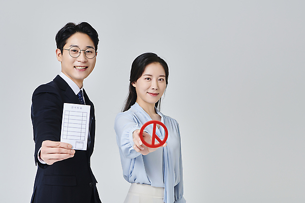 포토 JPG 스튜디오촬영 응시 여자 남자 안경 회색배경 넥타이 실내 미소 들기 정장 상반신 성인 두명 옆모습 30대 비즈니스라이프 한국인 비즈니스맨 비즈니스우먼 투표 선거 민주주의 투표용지 보여주기 성인만 안경낌 기표문양 유권자 국내포토 문양 라이프스타일 시선 잡화 옷 뷰포인트 백그라운드 비즈니스 모션 표정 사람 동양인 내부 장년 회색 직장인 파일형식