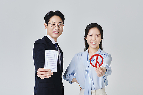 포토 JPG 스튜디오촬영 응시 여자 남자 안경 허리손 회색배경 넥타이 실내 미소 들기 정장 상반신 성인 두명 앞모습 옆모습 30대 비즈니스라이프 한국인 비즈니스맨 비즈니스우먼 투표 선거 민주주의 투표용지 보여주기 성인만 안경낌 기표문양 유권자 국내포토 문양 라이프스타일 시선 잡화 옷 뷰포인트 포즈 백그라운드 비즈니스 모션 표정 사람 동양인 내부 장년 회색 직장인 파일형식