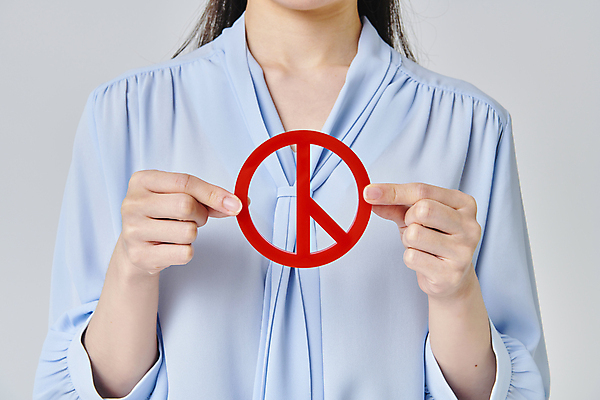 포토 JPG 스튜디오촬영 여자 회색배경 실내 한명 들기 근접촬영 상반신 성인 앞모습 30대 비즈니스라이프 한국인 비즈니스우먼 투표 선거 민주주의 성인여자한명만 기표문양 유권자 국내포토 1 문양 라이프스타일 뷰포인트 백그라운드 비즈니스 모션 사람 동양인 내부 장년 회색 직장인 여자한명만 성인여자만 파일형식