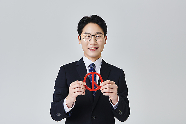 포토 JPG 스튜디오촬영 응시 남자 안경 회색배경 넥타이 실내 한명 미소 들기 정장 상반신 성인 앞모습 30대 비즈니스라이프 한국인 비즈니스맨 투표 선거 민주주의 성인남자한명만 안경낌 기표문양 유권자 국내포토 1 문양 라이프스타일 시선 잡화 옷 뷰포인트 백그라운드 비즈니스 모션 표정 사람 동양인 내부 장년 회색 직장인 남자한명만 성인남자만 파일형식