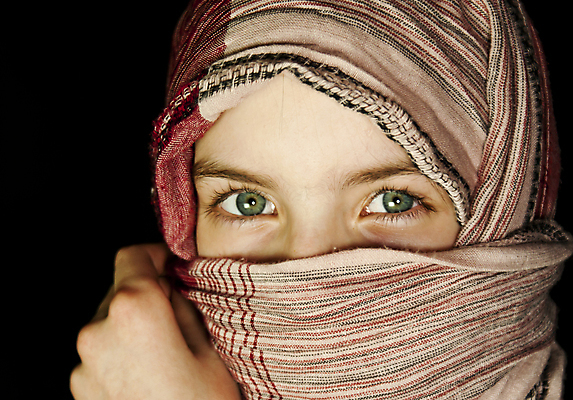 포토 JPG 해외이미지 백인 1 전통 응시 옷 여자 꽃 종교 문화 얼굴 어린이 한명 사람 인종 성인 10대 뷰티 머리 표현 영혼 원주민 중앙 이슬람교 동쪽 베일 숨기 아랍어 스타일 해외포토 서양인 식물 시선 모션 청소년 신체부위 아프리카인 방향 파일형식 이미지허브