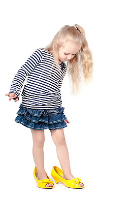 포토 JPG 해외이미지 백인 모델 1 응시 여자 딸 행복 어린이 신발 놀이 한명 미소 사람 금발 뷰티 노란색 유행 귀여움 줄무늬 기쁨 흰색 표현 달콤 작음 만족 걸음마 고립 천진난만 해외포토 서양인 헤어스타일 시선 감정 컬러 컨셉 무늬 가족 모션 표정 맛 크기 파일형식 이미지허브