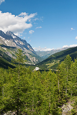 포토 JPG 해외이미지 나무 유럽 도로 여행 자연 하늘 산 파노라마 사람없음 목재 파란색 햇빛 계곡 이탈리아 등산 소나무 정상 고도 알프스 암초 전나무 절정 해외포토 식물 나라 길 컬러 재료 교통시설 촬영기법 태양 트래킹 생태계 파일형식 이미지허브