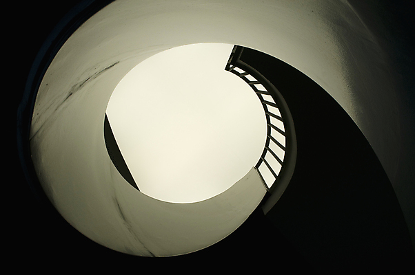 포토 JPG 해외이미지 모양 디자인 벽 백그라운드 패턴 곡선 비즈니스 건축양식 사다리 난간 추상 바닥 주택 실내 나선형 미술 사람없음 내부 건물 빛 사무실 걷기 우주 계단 탑 금속 흰색 도시 원형 묘사 오르기 단계 철책 콘크리트 해외포토 도형 건축물 건축 선 컬러 무늬 모션 재질 문화예술 도구 파일형식 이미지허브