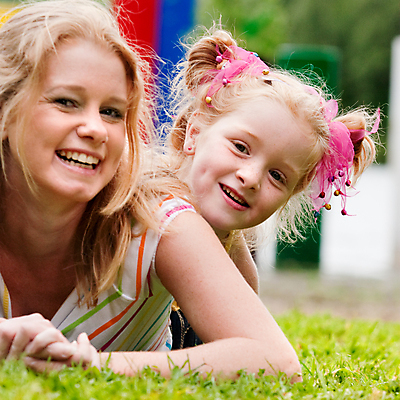 포토 JPG 해외이미지 백인 공원 행복 어린이 2 가족 관계 포옹 엄마 야외 두명 여름 컬러풀 봄 기쁨 신선 해외포토 서양인 계절 공공시설 감정 컬러 안기 사람 파일형식 이미지허브