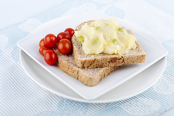포토 JPG 해외이미지 접시 방울토마토 실내 사람없음 식탁보 식빵 감자샐러드 해외포토 식기 빵 토마토 내부 샐러드 파일형식 이미지허브