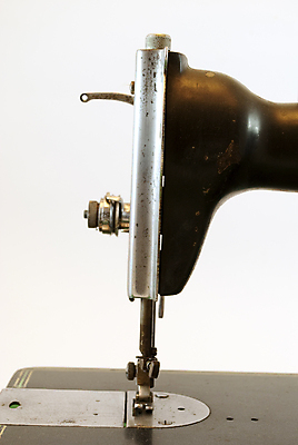 포토 JPG 해외이미지 손 드레스 옷 산업 손잡이 사람없음 금속 검은색 기계 골동품 흰색 공구 직물 업무 바늘 실 바느질 천 복고 실타래 자수 재단 구식 옛날 조작 퀼트 해외포토 컬러 재질 신체부위 도구 작업 파일형식 이미지허브