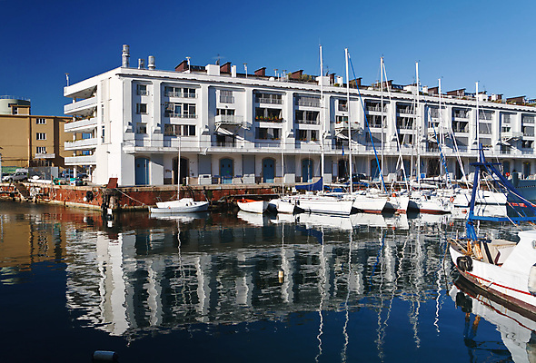 포토 JPG 해외이미지 산업 바다 여행 요트 교통시설 하늘 낚시 휴가 거리 항해 풍경 사람없음 건물 물 여름 파란색 반사 항구 이탈리아 도시 업무 보트 지중해 창고 무역 포트 타운 옛날 해외포토 자연요소 건축물 계절 유럽 컬러 교통 배_교통 레저 작업 시설 파일형식 이미지허브
