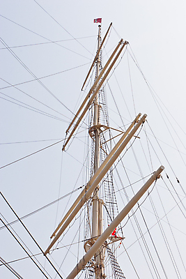 포토 JPG 해외이미지 밧줄 바다 여행 요트 사다리 교통시설 하늘 바람 항해 사람없음 목재 파란색 항구 깃발 보트 큼 크루즈 복고 함선 해군 옛날 해외포토 자연요소 나무 줄 컬러 교통 배_교통 재료 날씨 군대 도구 크기 시설 파일형식 이미지허브